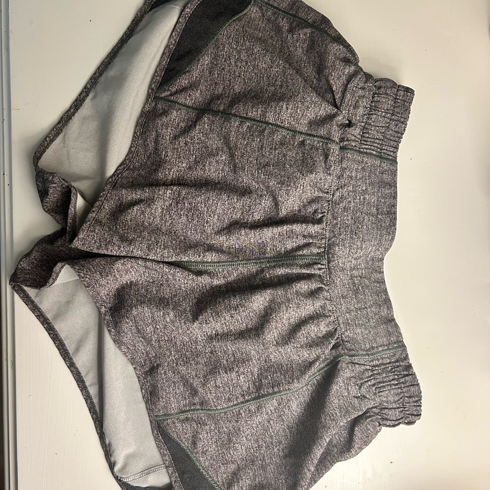 lululemon athletica Heathered Black Women's Hotty Hot Low-Rise Short 2.5” size 4